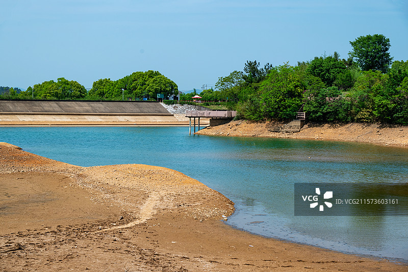 江苏无锡宜兴龙池山自行车公园内的水库图片素材