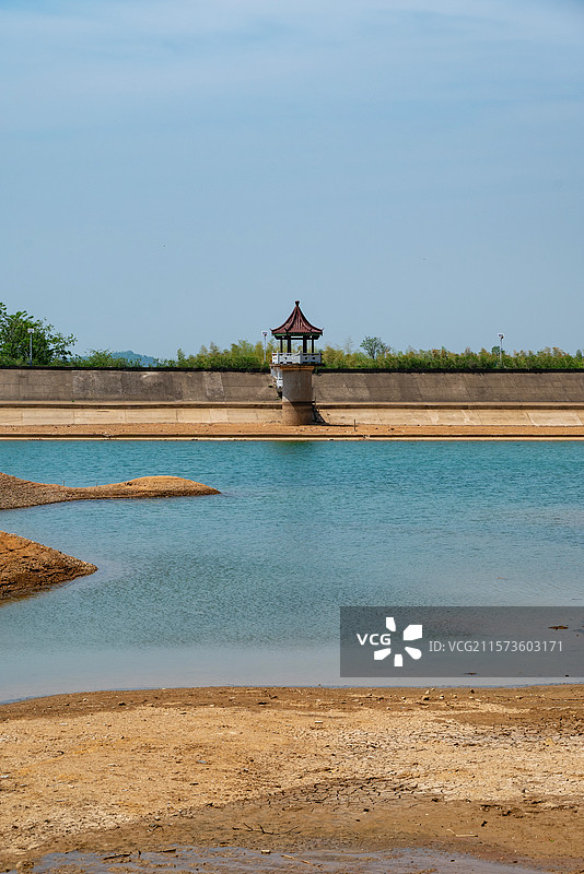 江苏无锡宜兴龙池山自行车公园内的水库图片素材