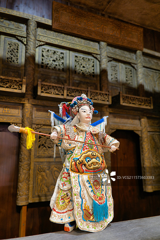 漳州木偶艺术展示馆传统京剧表演者的华丽服饰图片素材
