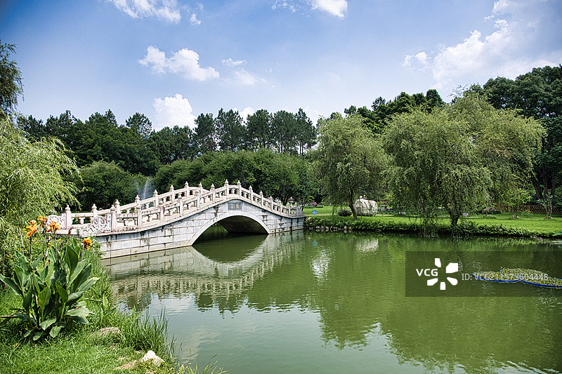 福建漳州天福茶博物院湖畔的石桥图片素材