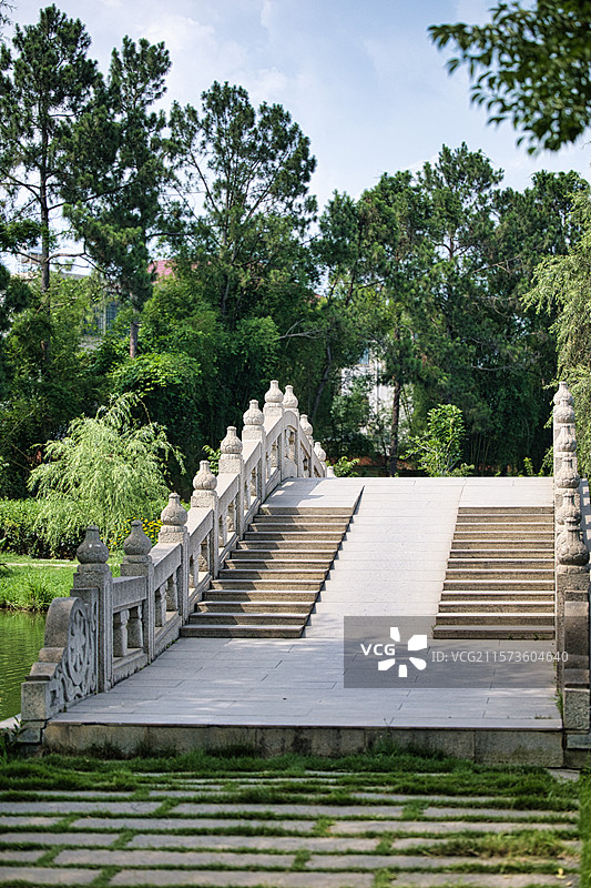 福建漳州天福茶博物院中的石桥与阶梯图片素材