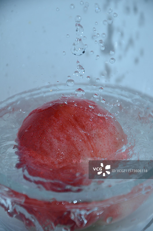 静物摄影（桃子与水花）图片素材