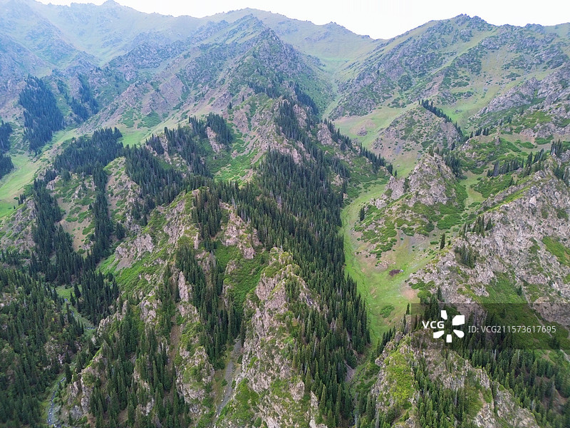 航拍乌拉斯台草原周围山脉，地处天山山脉中段，属于天山山系的一部分，周围环绕着天山山脉的多个支脉和山峰图片素材