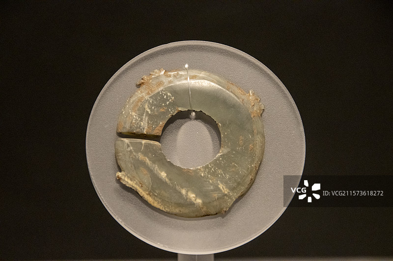 广西壮族自治区博物馆“古代文明陈列”展：有角玉玦（战国，1998年灵川县富足村岩洞葬出土）图片素材