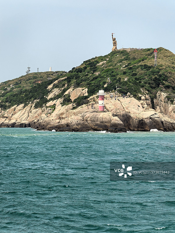 远眺东极岛财伯公雕像海景风光图片素材