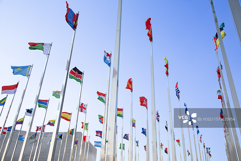 蓝天下迎风飘扬的万国旗旗阵（南京河西青奥村旗阵广场）图片素材
