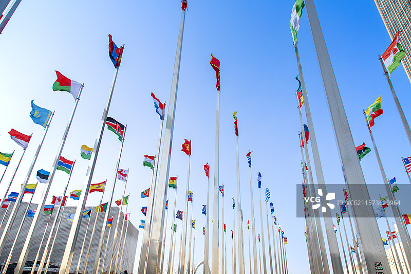 蓝天下迎风飘扬的万国旗旗阵（南京河西青奥村旗阵广场）图片素材