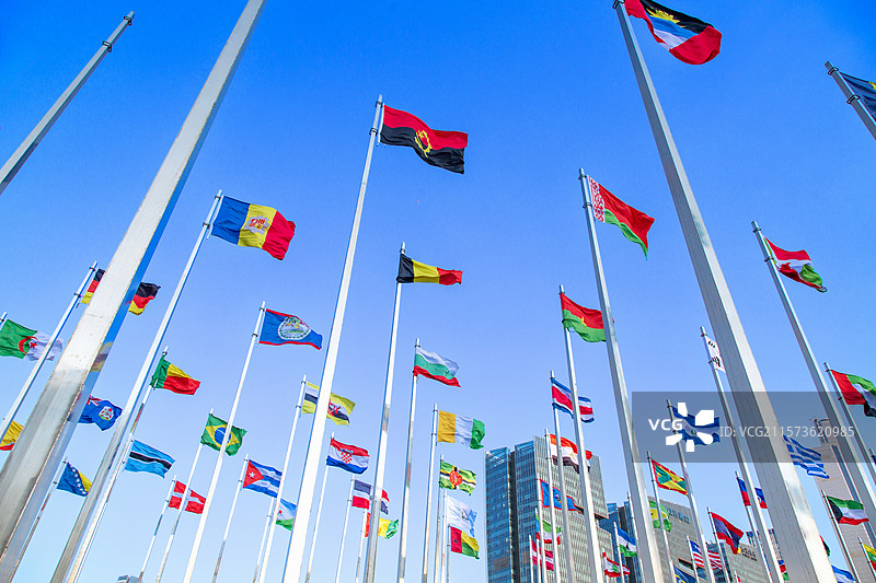 蓝天下迎风飘扬的万国旗旗阵（南京河西青奥村旗阵广场）图片素材