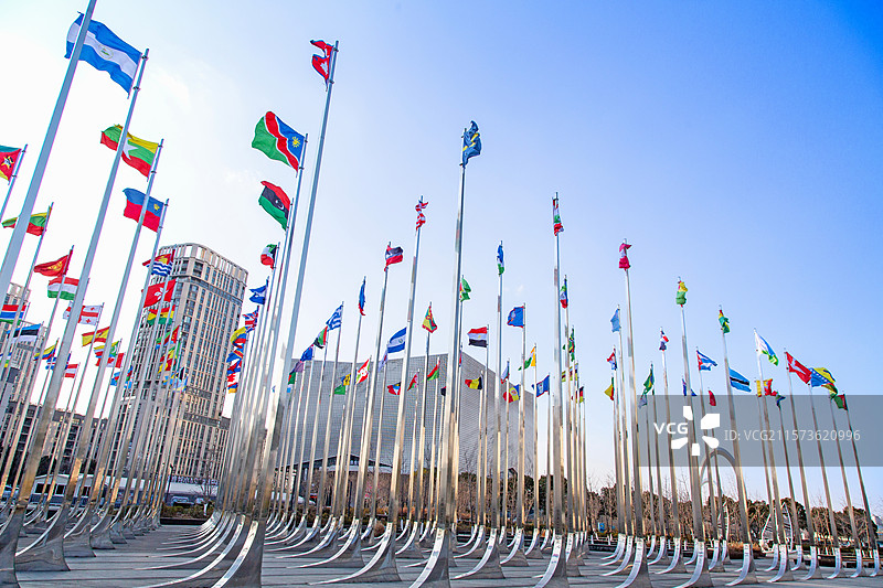 蓝天下迎风飘扬的万国旗旗阵（南京河西青奥村旗阵广场）图片素材