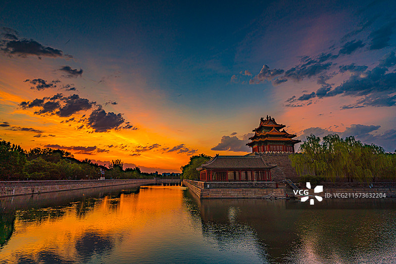 故宫角楼沐浴在朝霞中图片素材