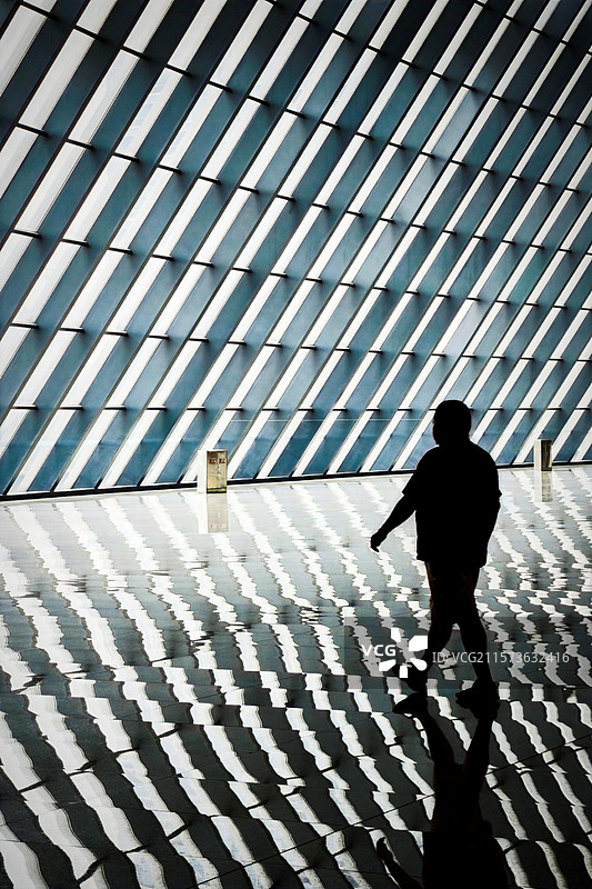 几何幕布下的行者图片素材