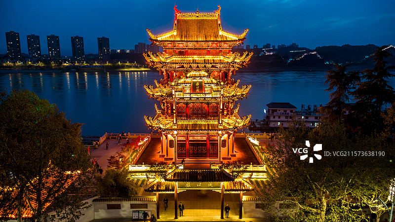 夜幕下的宜昌镇江阁：古韵与江景的交融图片素材