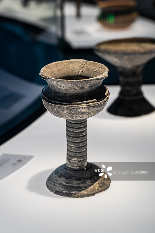 崧泽文化时期 陶豆 茅山遗址 玉架山考古博物馆图片素材