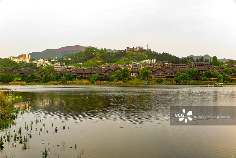 中国贵州黔东南丹寨县，丹寨万达小镇风光，丹寨万达小镇，丹寨龙泉山的杜鹃花，丹寨龙泉山蚩尤文化公园图片素材