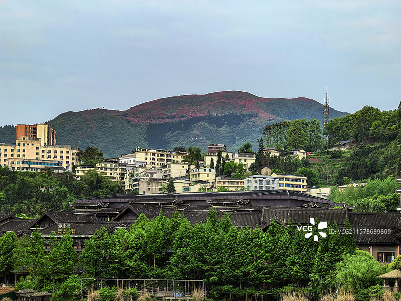 中国贵州黔东南丹寨县，丹寨万达小镇风光，丹寨万达小镇，丹寨龙泉山的杜鹃花，丹寨龙泉山蚩尤文化公园图片素材