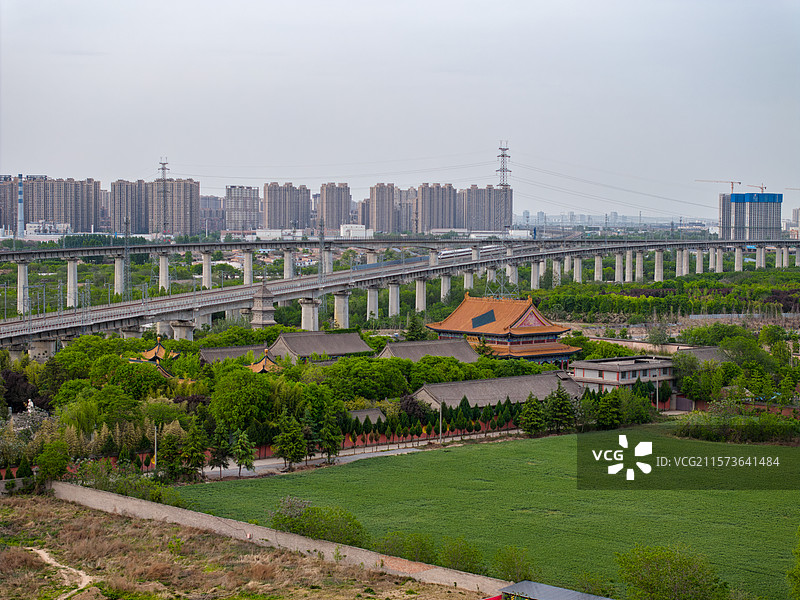 陕西西安沣东新城西山寺与西成高铁同框图片素材