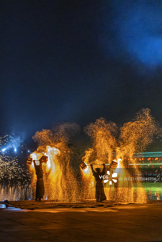 河南开封清明上河园火壶表演 打铁花表演图片素材