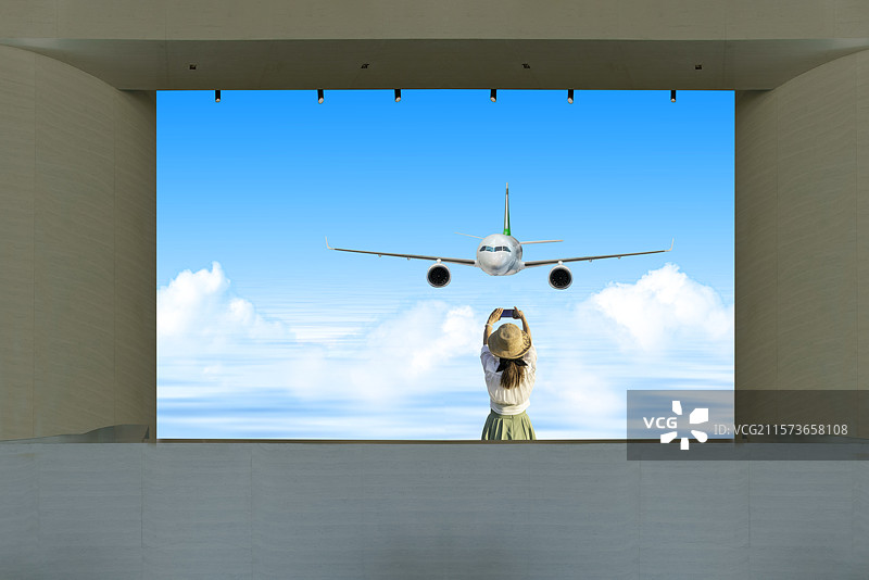 C919飞机在蓝天下飞行的低角度视图图片素材