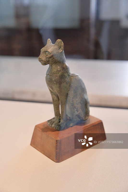 日本仓敷大原美术馆，古埃及末期王朝时代，铜质猫像图片素材