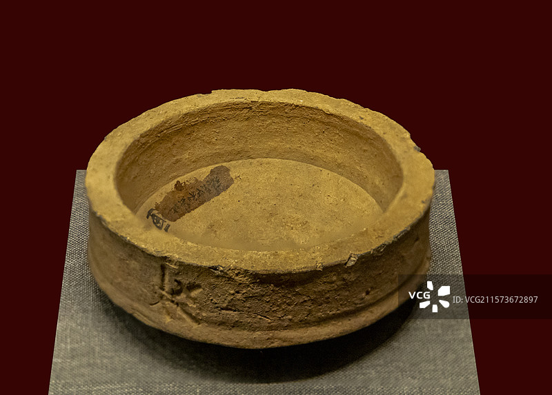 广西壮族自治区博物馆“古代文明陈列”展：中和窑“本”款陶匣钵（宋，1964年藤县中和窑址出土）图片素材