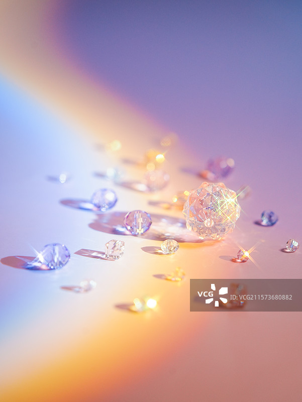 彩虹灯光下的水晶亚克力珠子图片素材
