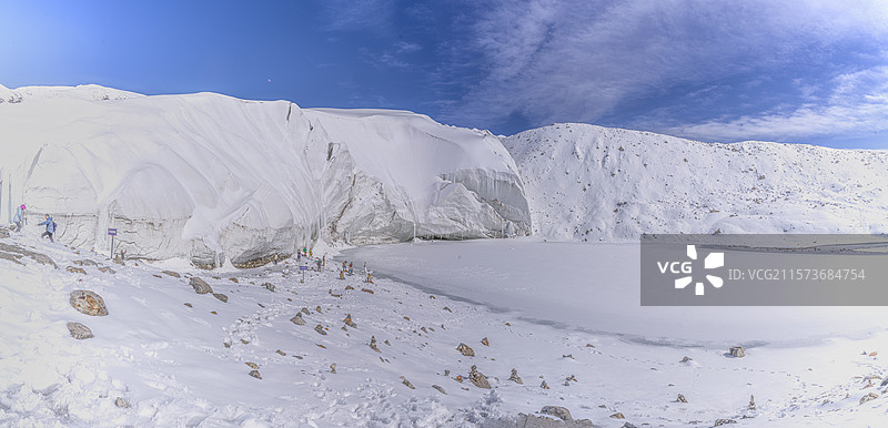 登顶新疆克孜勒苏慕士塔格冰川看到美丽风光时我想：我们在对其进行旅游开发时要避免人为的破坏（可供大图）图片素材