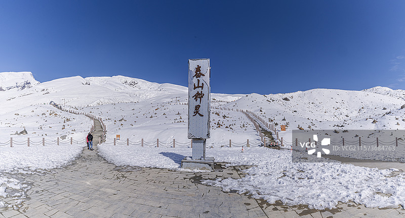 登顶新疆克孜勒苏慕士塔格冰川看到美丽风光时我想：我们在对其进行旅游开发时要避免人为的破坏（可供大图）图片素材