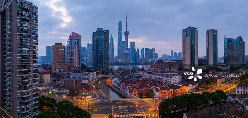 航拍上海北外滩黎明夜景图片素材