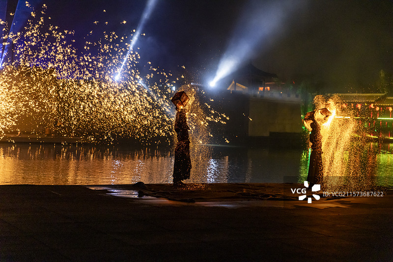 河南开封清明上河园火壶表演 打铁花表演图片素材