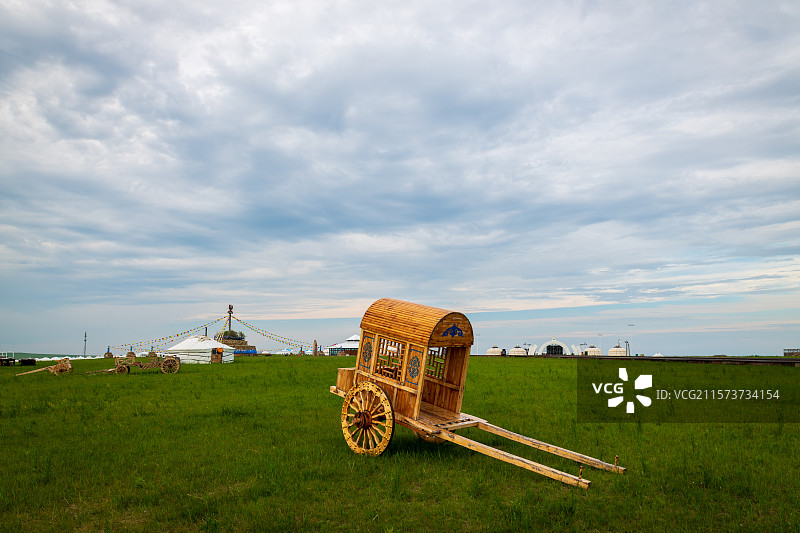 内蒙古呼伦贝尔呼和诺尔草原上牧民的勒勒车图片素材