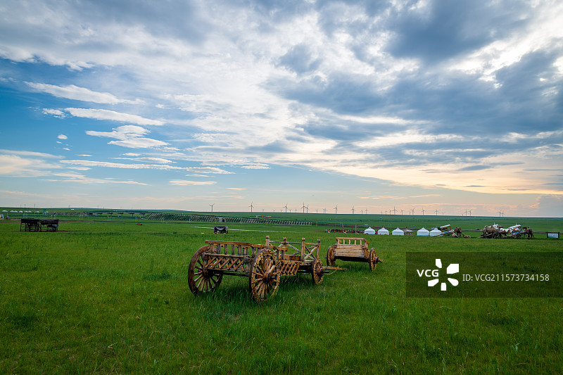 内蒙古呼伦贝尔呼和诺尔草原上牧民的勒勒车图片素材