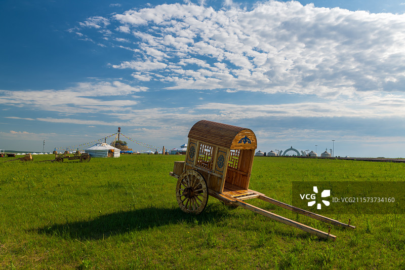 内蒙古呼伦贝尔呼和诺尔草原上牧民的勒勒车图片素材