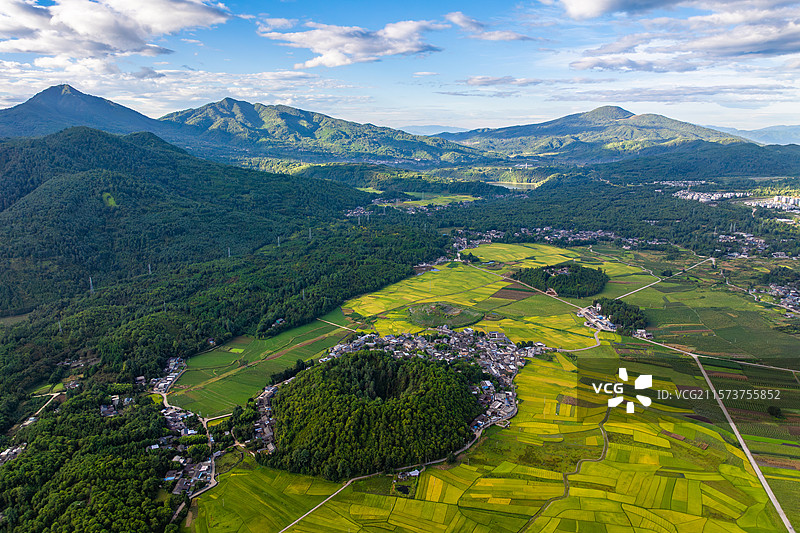 云南保山市腾冲火山群//腾冲火山国家地质公园/腾冲火山村落和农田图片素材