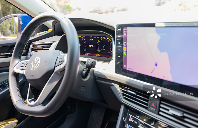 汽车里正在使用手机地图北斗卫星定位导航出发去旅行图片素材