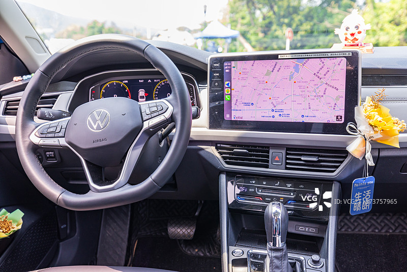 汽车里正在使用手机地图北斗卫星定位导航出发去旅行图片素材