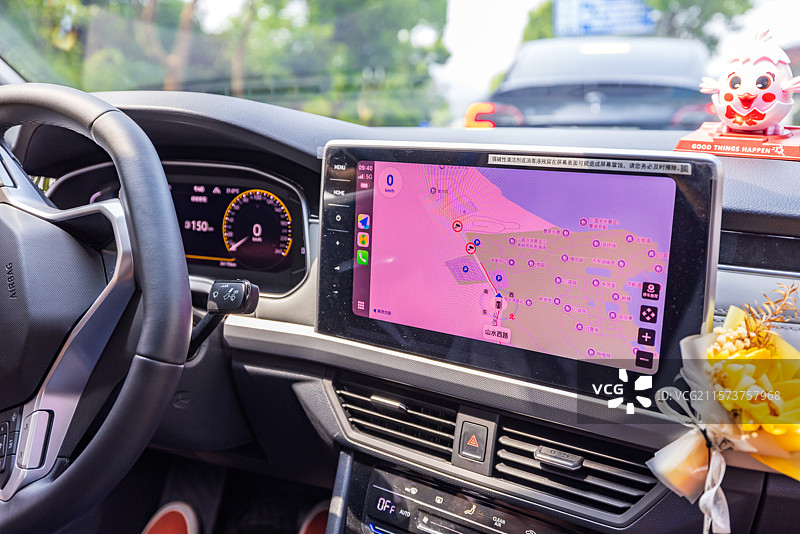 汽车里正在使用手机地图北斗卫星定位导航出发去旅行图片素材