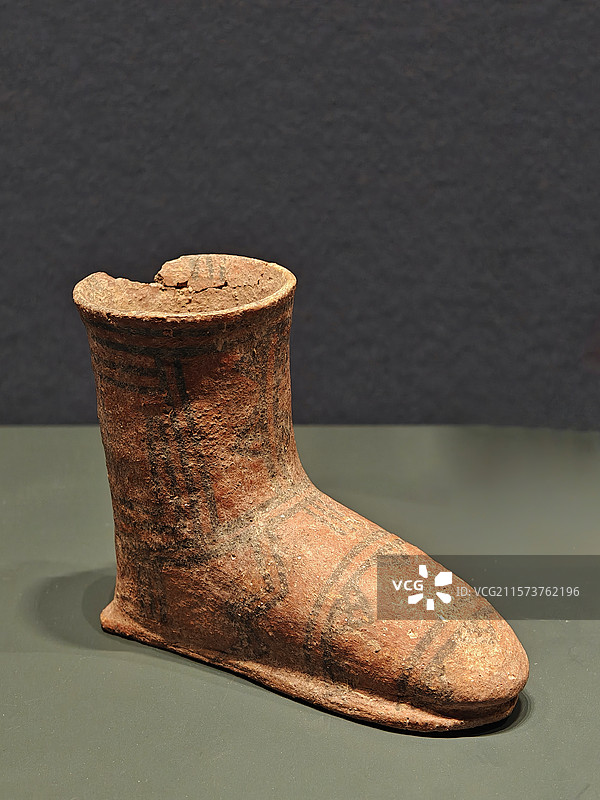 青海省博物馆藏乐都区柳湾墓地出土辛店文化条纹彩陶靴图片素材