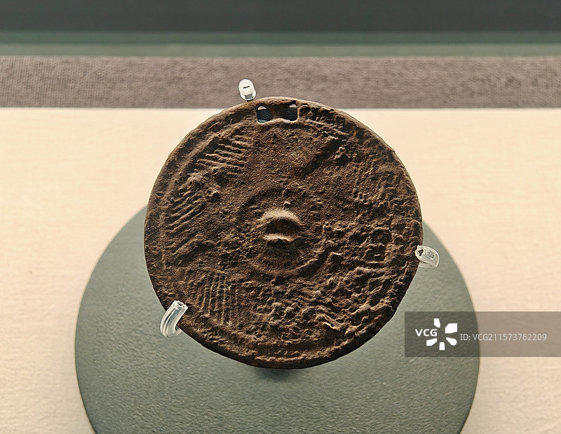 青海省博物馆藏贵南县尕马台墓地出土齐家文化七星纹铜镜图片素材