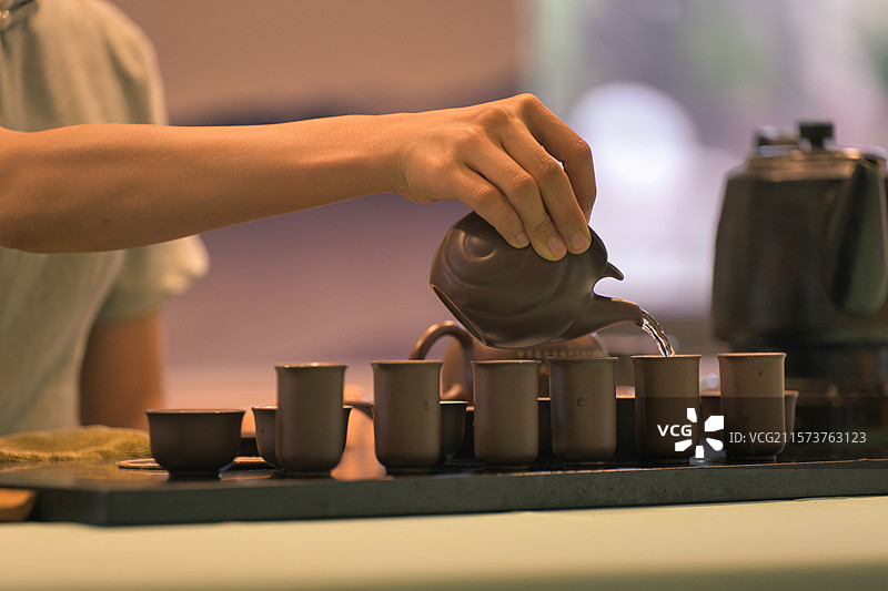 福建漳州天福茶博物院优雅的茶壶倒茶图片素材