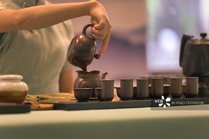 福建漳州天福茶博物院优雅的泡茶过程图片素材