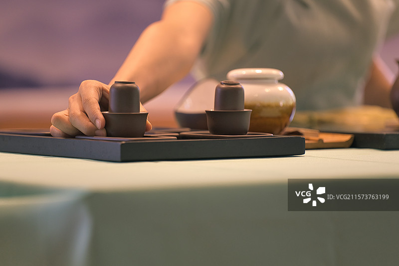 福建漳州天福茶博物院茶艺表演中的专注与优雅图片素材