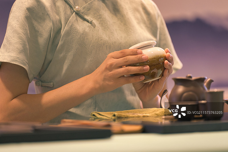 福建漳州天福茶博物院茶艺师正在泡茶图片素材