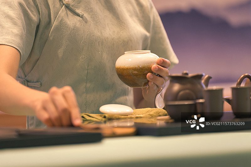 福建漳州天福茶博物院茶艺师正在泡茶图片素材