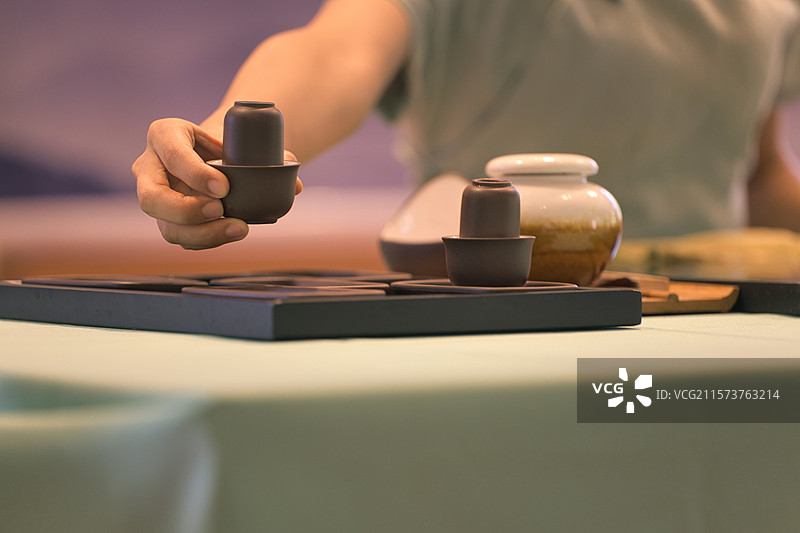 福建漳州天福茶博物院茶艺表演中的优雅瞬间图片素材