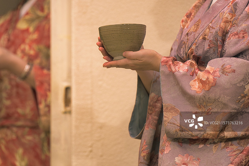 福建漳州天福茶博物院和服女子手持茶碗图片素材