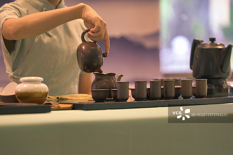 福建漳州天福茶博物院优雅的泡茶过程图片素材