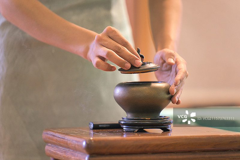 福建漳州天福茶博物院古朴香炉静谧生香图片素材