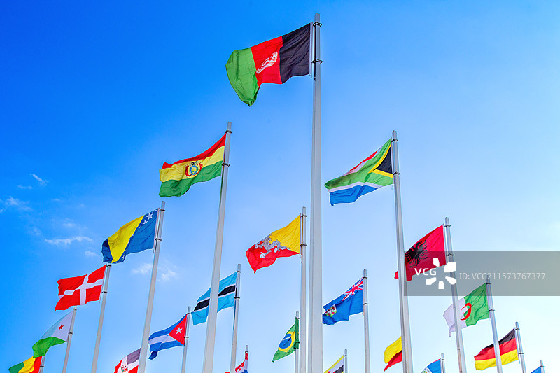 蓝天下迎风飘扬的万国旗旗阵（南京河西青奥村旗阵广场）图片素材