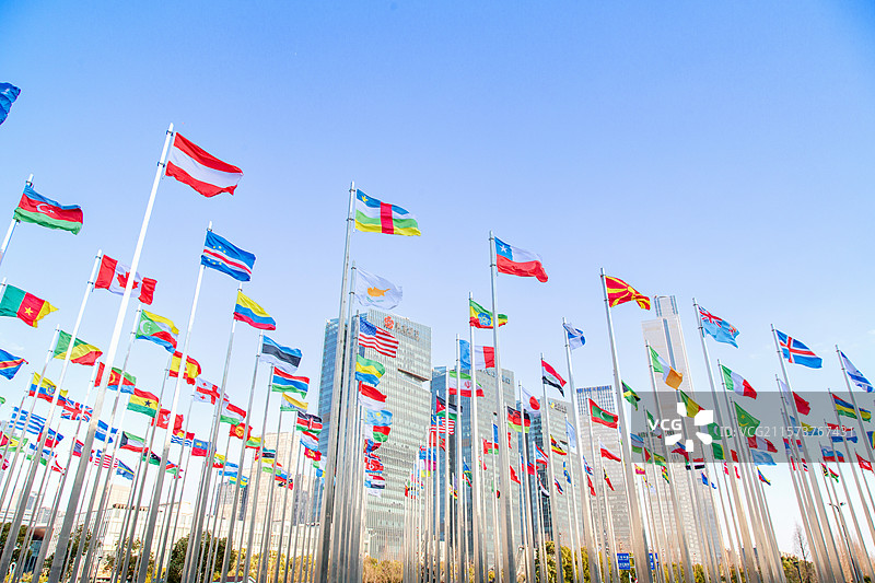 蓝天下迎风飘扬的万国旗旗阵（南京河西青奥村旗阵广场）图片素材