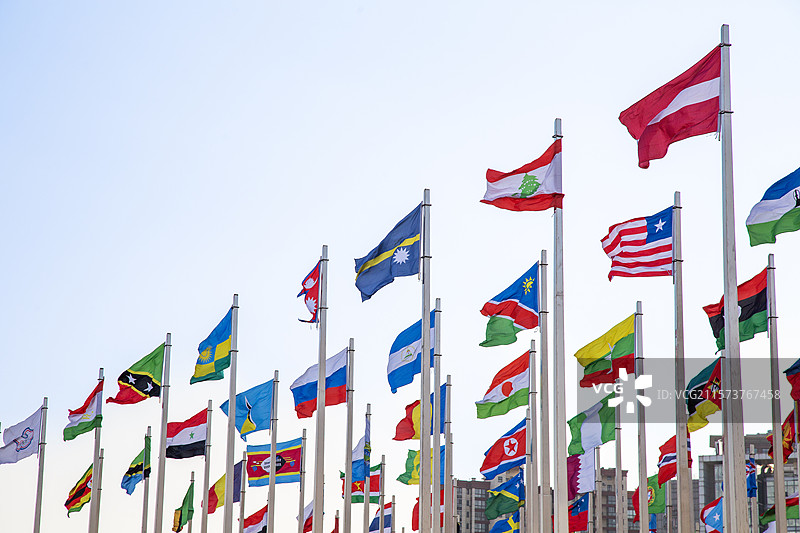 蓝天下迎风飘扬的万国旗旗阵（南京河西青奥村旗阵广场）图片素材